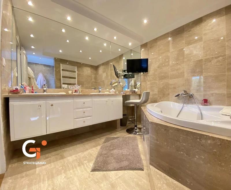 Propriété - 300 m² - 10 pièces