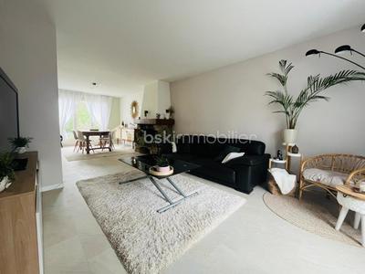 Maison traditionnelle - 151 m² - 6 pièces