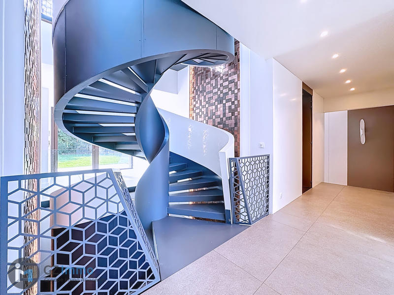 Maison - 942 m² - 9 pièces