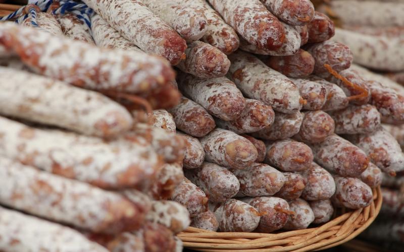 Marché aux produits de bouche et créateurs