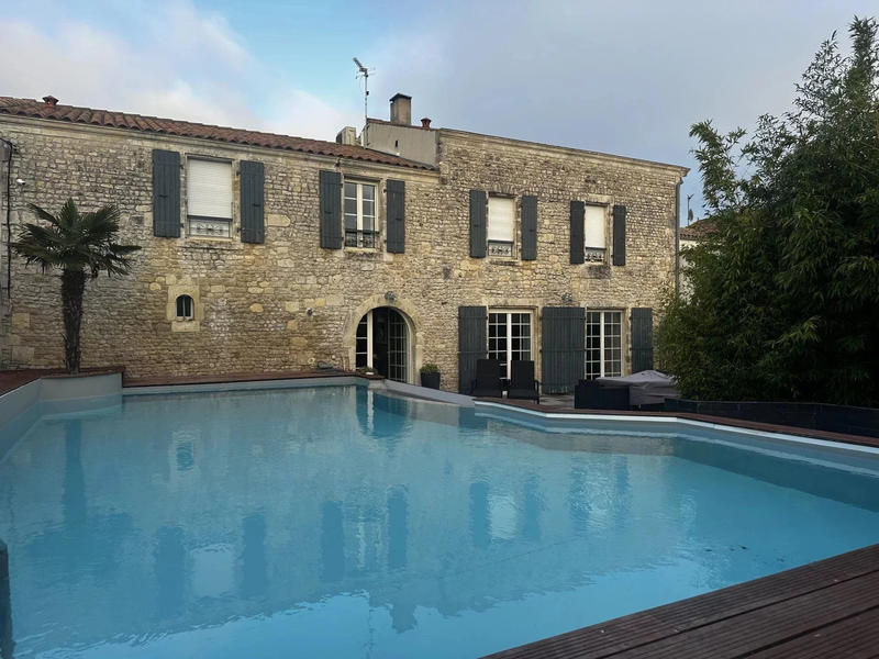 Maison - 304 m² - 10 pièces