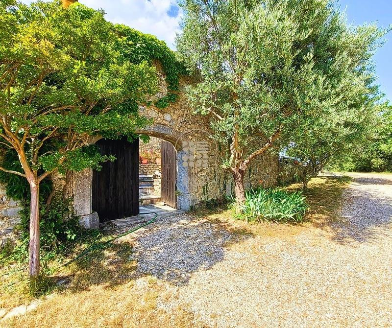 Mas - 250 m² - 11 pièces