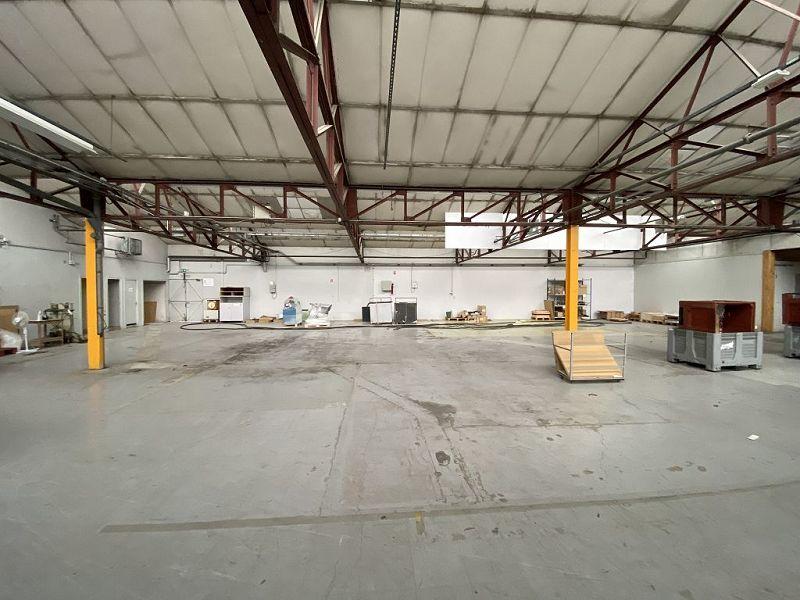 Entrepôt - 5 500 m² - 20 pièces
