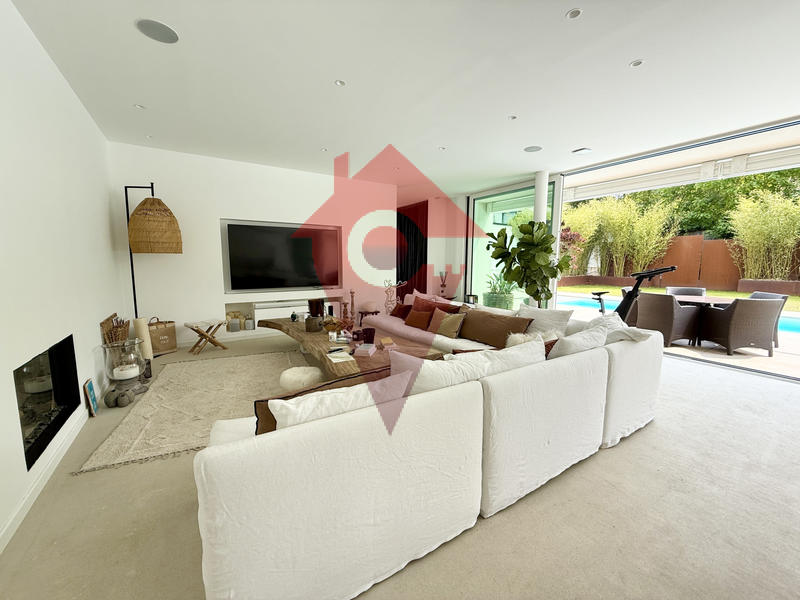 Maison - 285 m² - 8 pièces