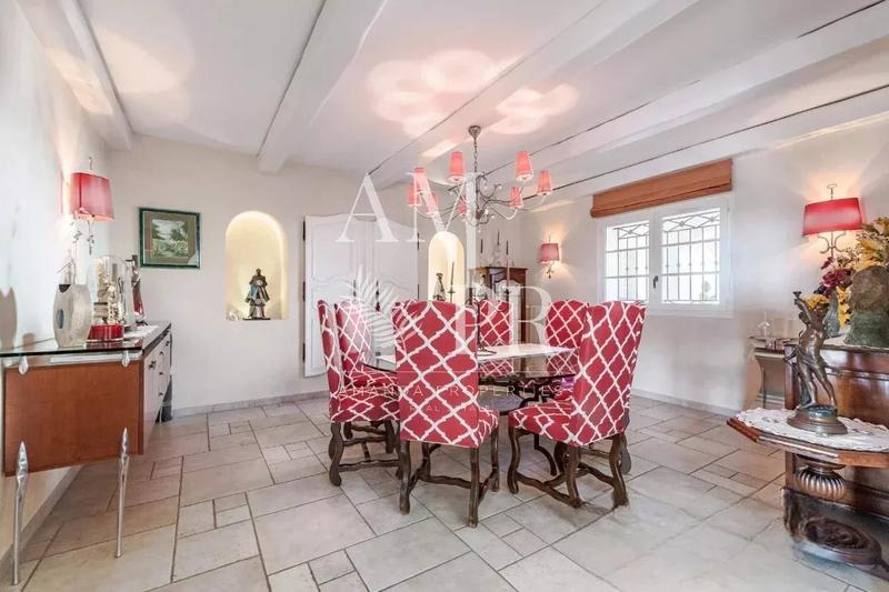 Villa - 555 m² - 10 pièces