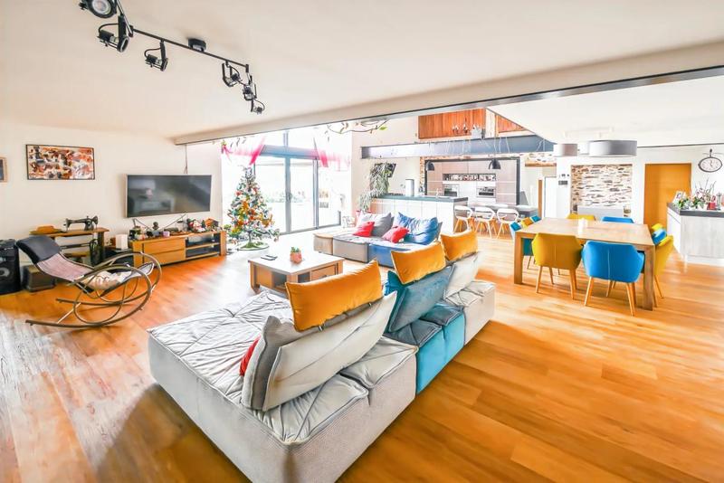 Demeure - 256 m² - 8 pièces