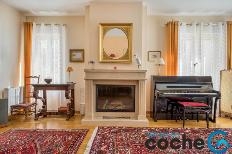 Maison - 245 m² - 8 pièces