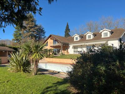 Maison - 370 m² - 7 pièces