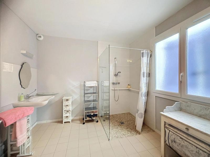 Local commercial - 43 m² - 9 pièces