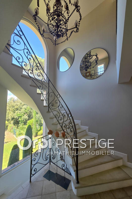 Villa - 329 m² - 12 pièces