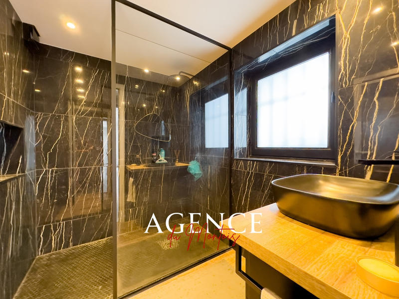 Maison - 232 m² - 7 pièces