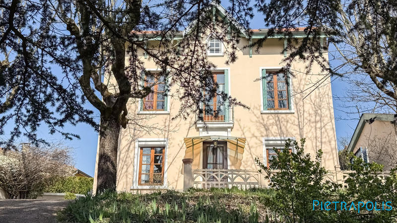 Maison - 250 m² - 8 pièces