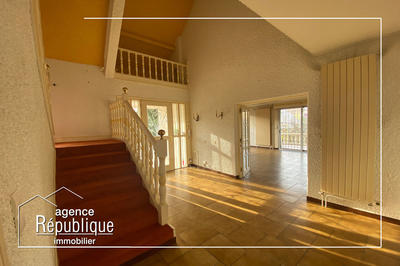 Maison - 275 m² - 9 pièces