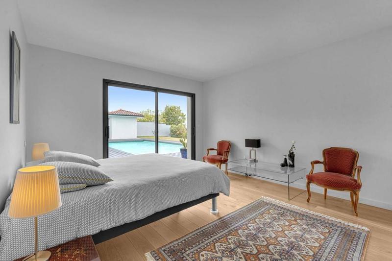 Propriété - 253 m² - 6 pièces