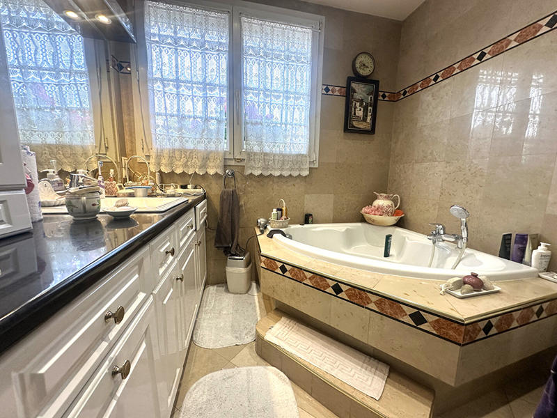 Maison - 240 m² - 6 pièces