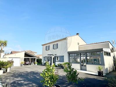 Villa - 216 m² - 8 pièces