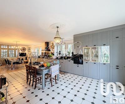 Maison - 320 m² - 8 pièces