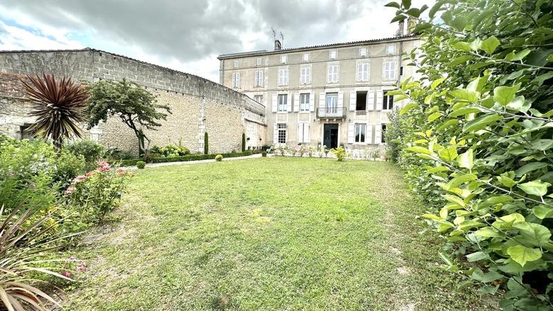 Maison bourgeoise - 380 m² - 12 pièces
