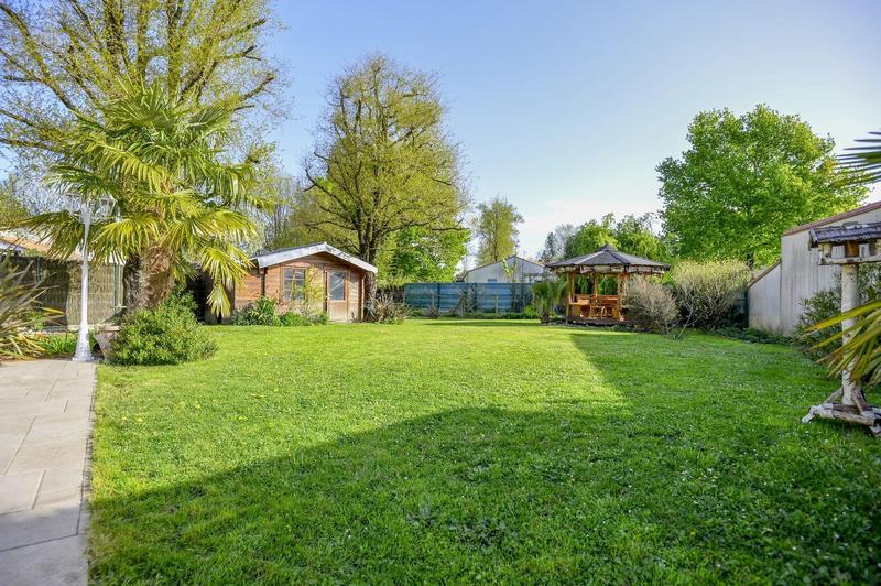 Maison - 243 m² - 10 pièces