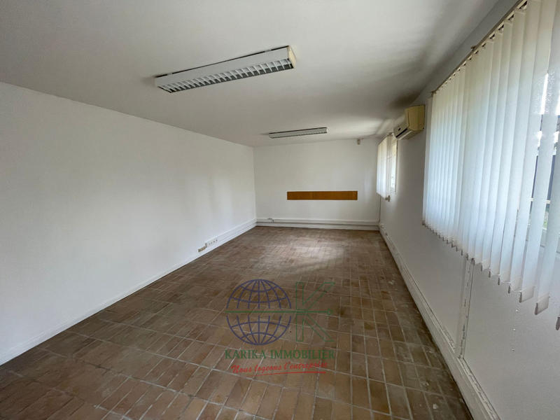 Local d'activités - 1 329 m²