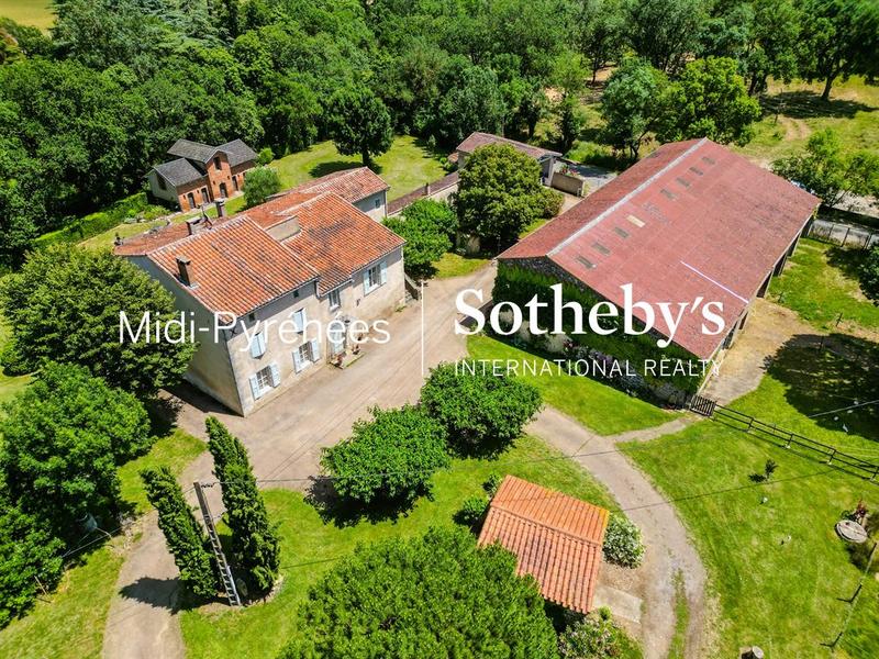 Maison - 430 m² - 9 pièces