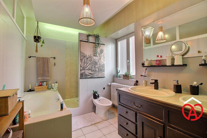 Maison - 229 m² - 7 pièces