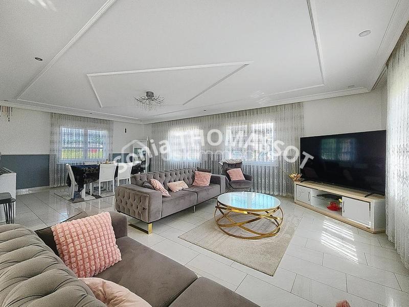 Maison - 260 m² - 7 pièces