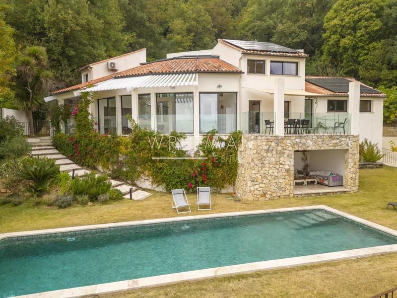 Maison - 214 m² - 7 pièces