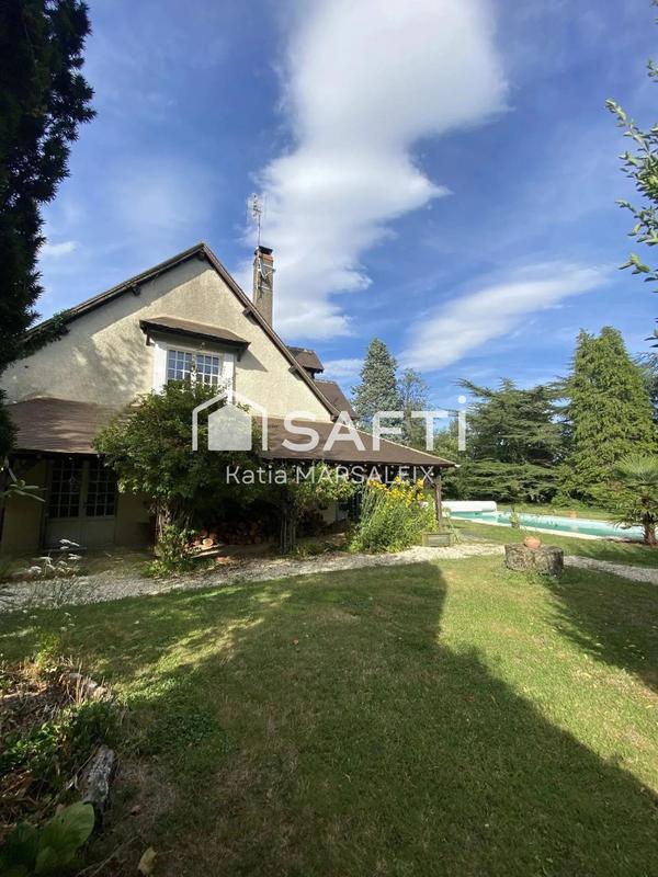 Maison - 239 m² - 9 pièces