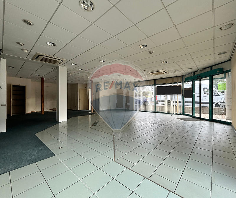 Local commercial - 143 m² - 4 pièces