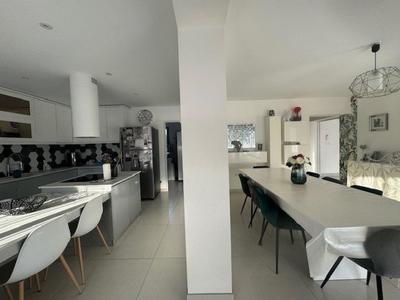 Maison - 225 m² - 10 pièces