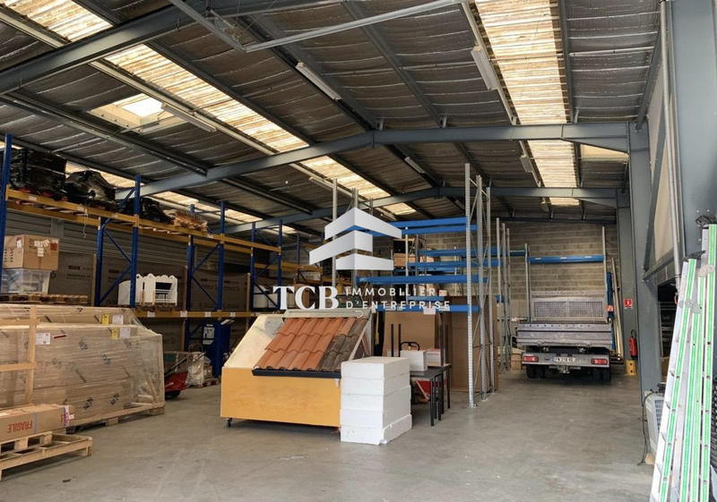 Local d'activités - 1 556 m²