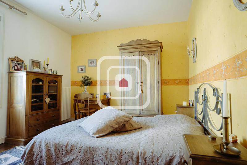 Maison - 222 m² - 8 pièces