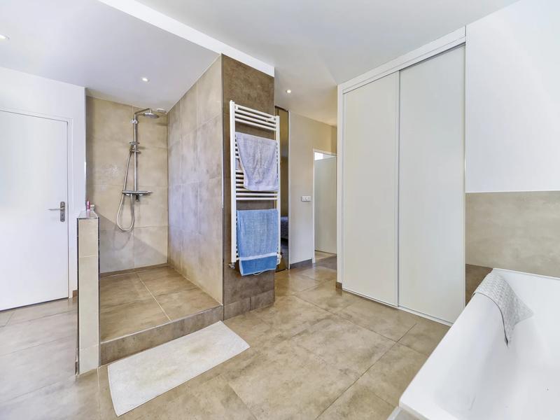 Villa - 215 m² - 6 pièces