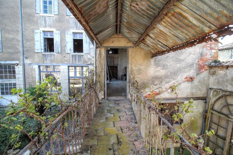 Maison - 610 m² - 2 pièces