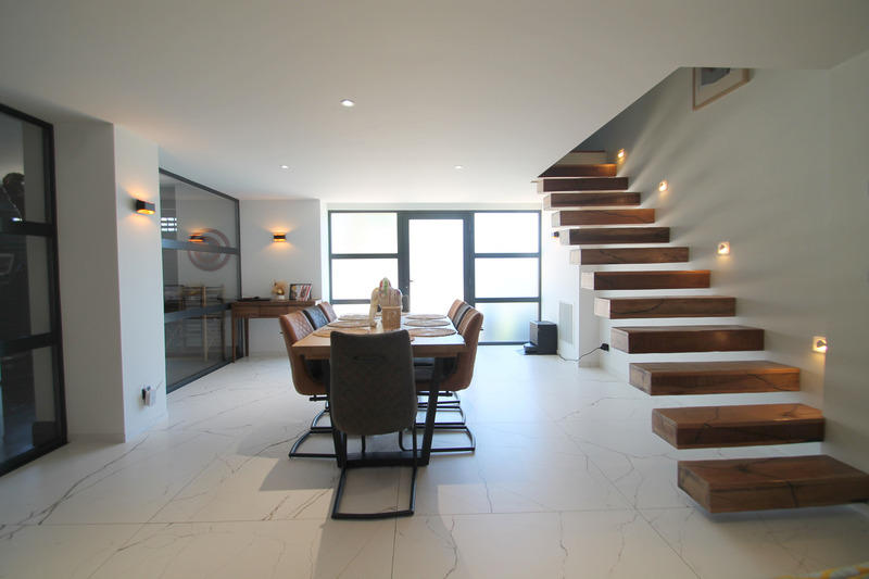 Maison - 280 m² - 9 pièces