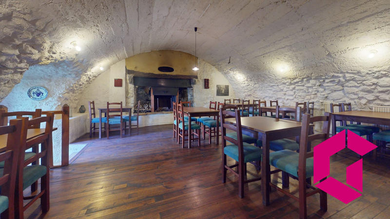 Maison - 243 m² - 11 pièces