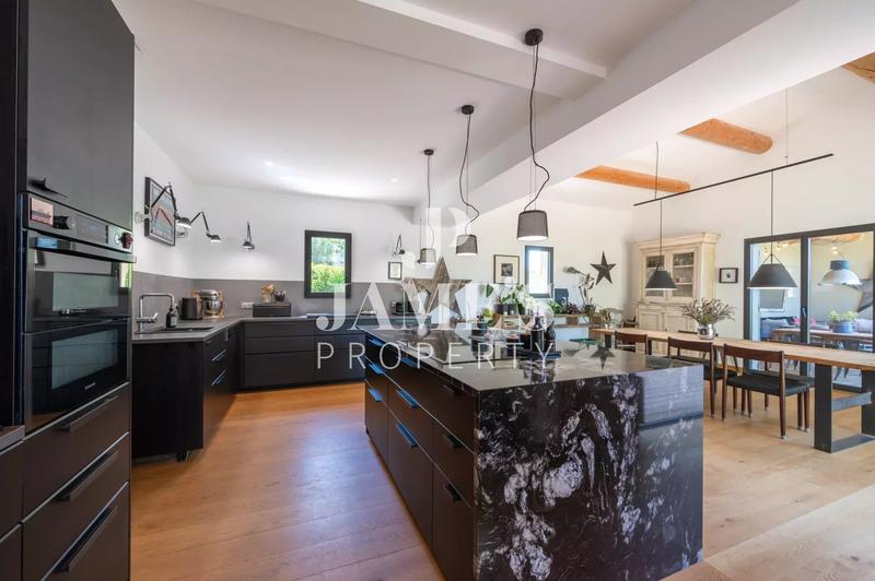 Maison - 250 m² - 6 pièces