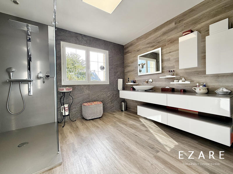 Maison - 230 m² - 8 pièces