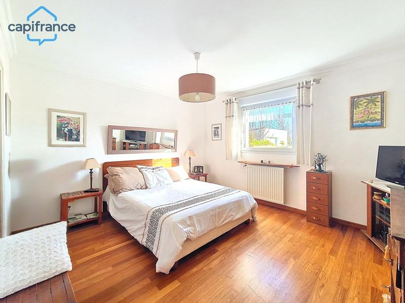 Maison - 233 m² - 10 pièces