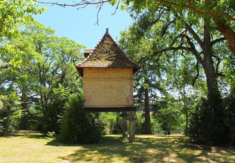 Maison - 1 122 m² - 22 pièces