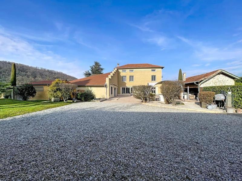 Propriété - 310 m² - 11 pièces