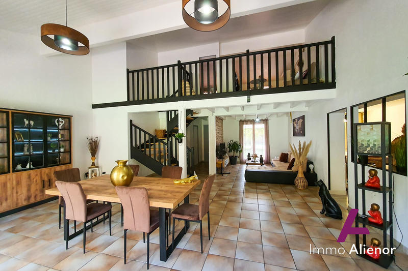 Maison traditionnelle - 180 m² - 5 pièces