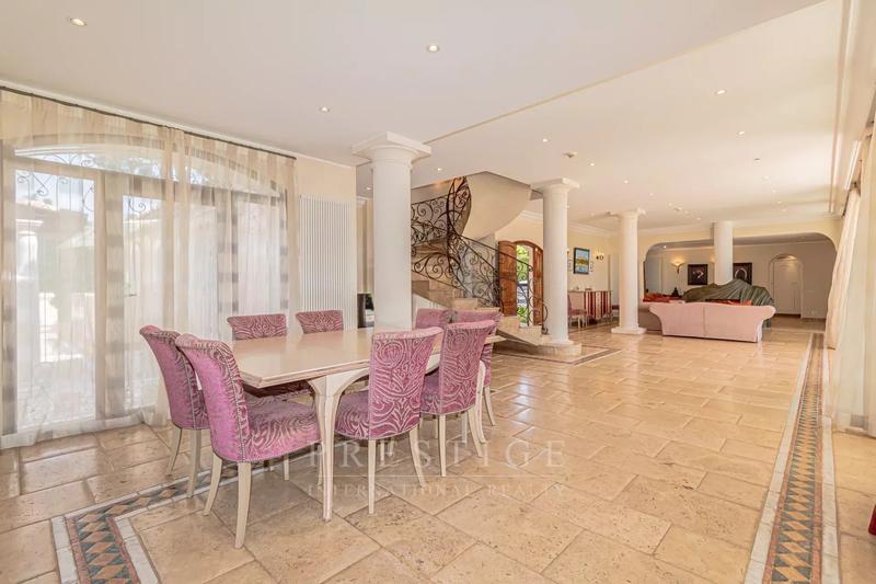 Maison - 347 m² - 7 pièces