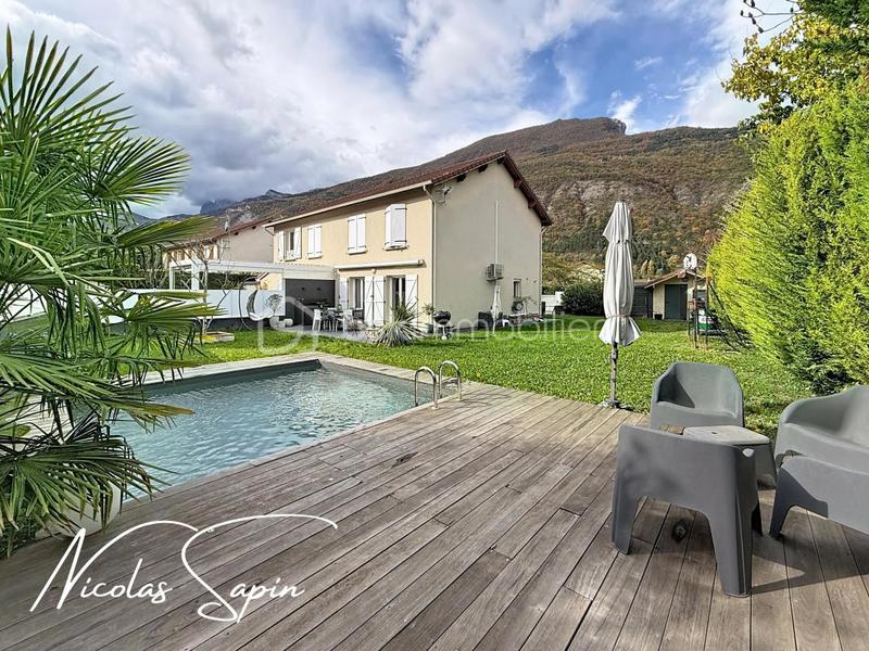 Maison - 102 m² - 5 pièces