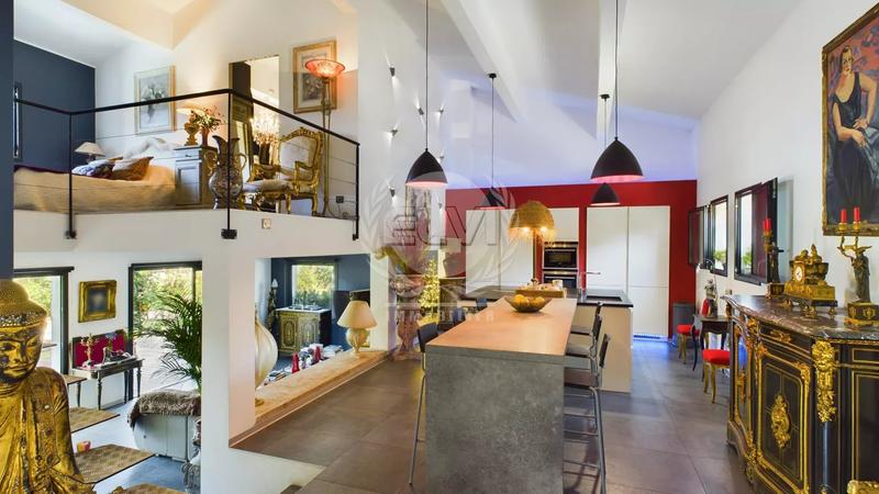 Maison - 1 100 m² - 4 pièces