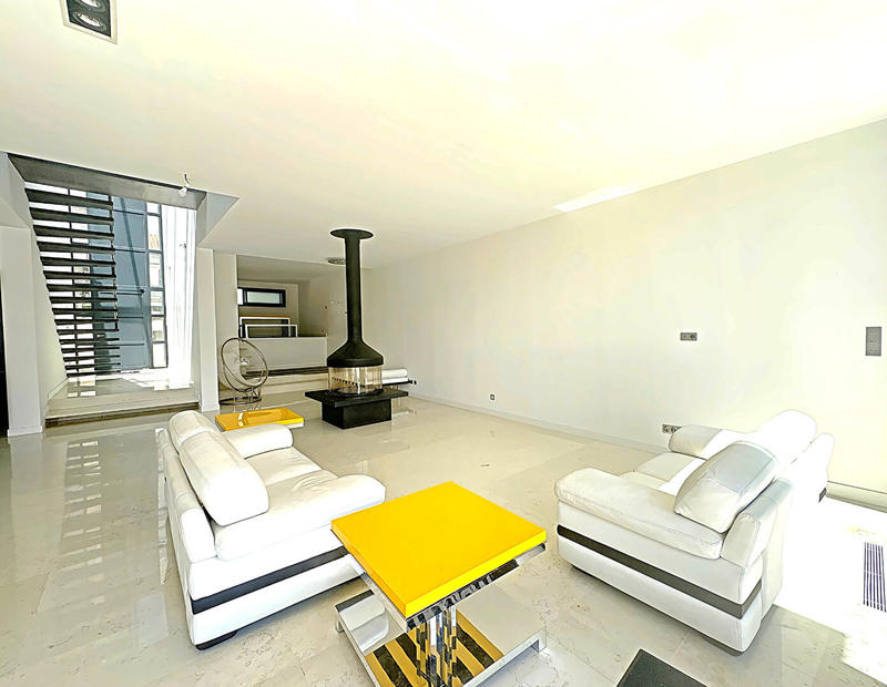 Maison - 328 m² - 5 pièces