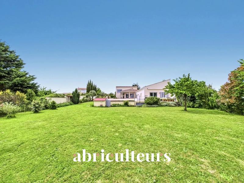 Maison - 242 m² - 8 pièces