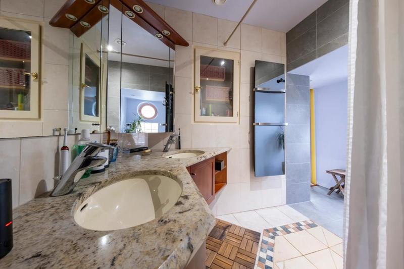 Maison - 218 m² - 8 pièces