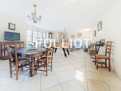 Maison - 302 m² - 16 pièces